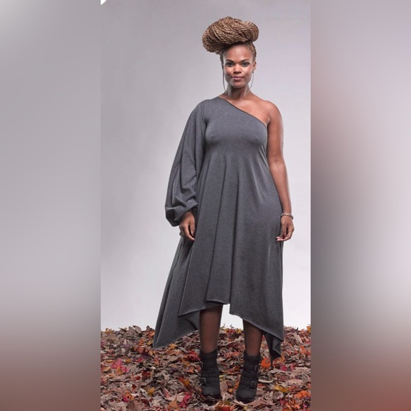 Dramatic Dress!!! - Picture 3 of 3